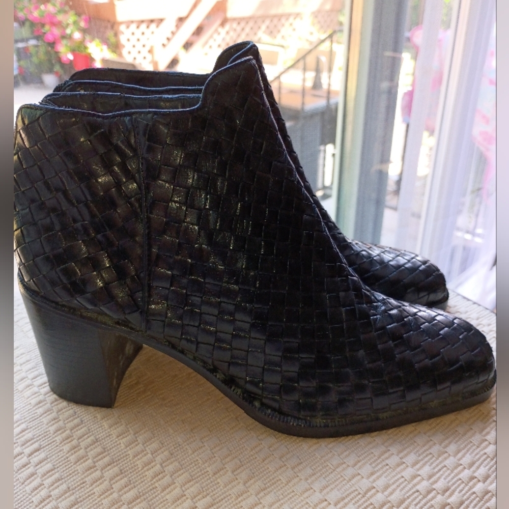 Cole Haan Black leather Woven Ankle Rounded You Boots Size 8AA.New Condition - Picture 2 of 7